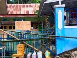 Sekolah disegel, Siswa SDN 15 Numpang Belajar Dipelataran Samping Masjid