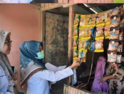 Sebagai Upaya Pencegahan, Petugas Puskesmas Lakukan Pengecekan Jajanan Kantin Sekolah